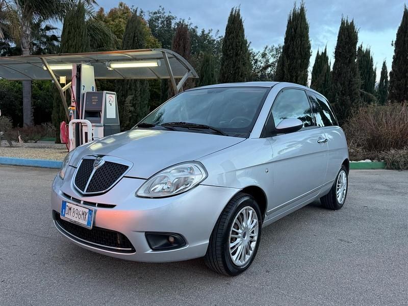 Usata Lancia Ypsilon 75 CV (55 kW) 2007 Argento Utilitaria
