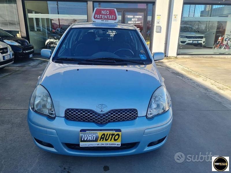 Usata Toyota Yaris 87 CV (63 kW) 2005 Argento Utilitaria