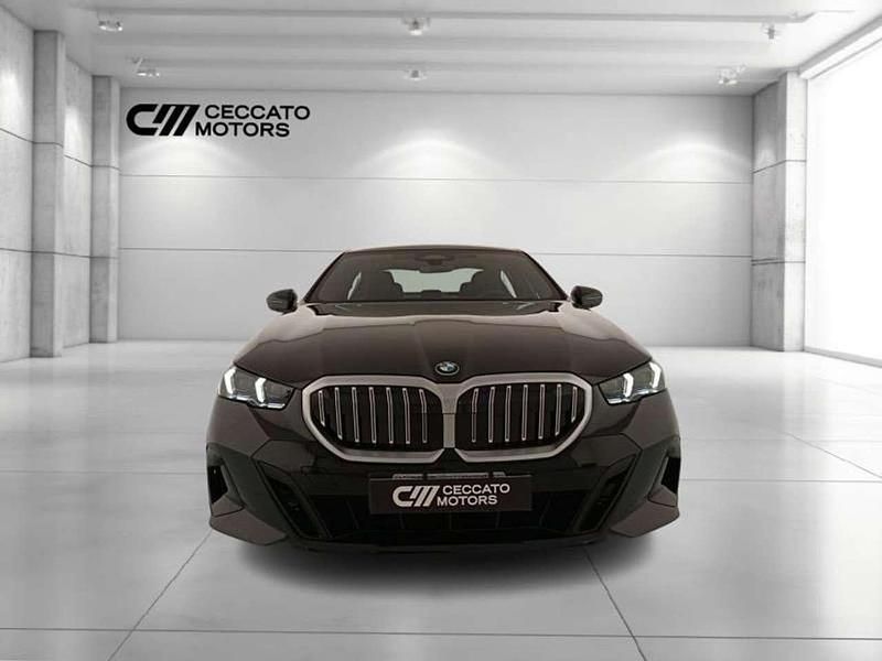 Nuova BMW 520 M Sport 208 CV (152 kW) 2025 Black sapphire metallizzato Berlina