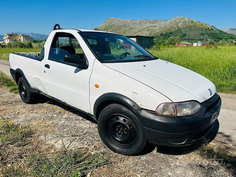 Usata Fiat Strada 69 CV (50 kW) 2000 Bianco Pick-up