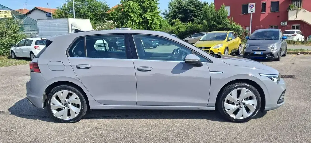 Usata VW Golf VIII 150 CV (110 kW) 2021 Argento Berlina