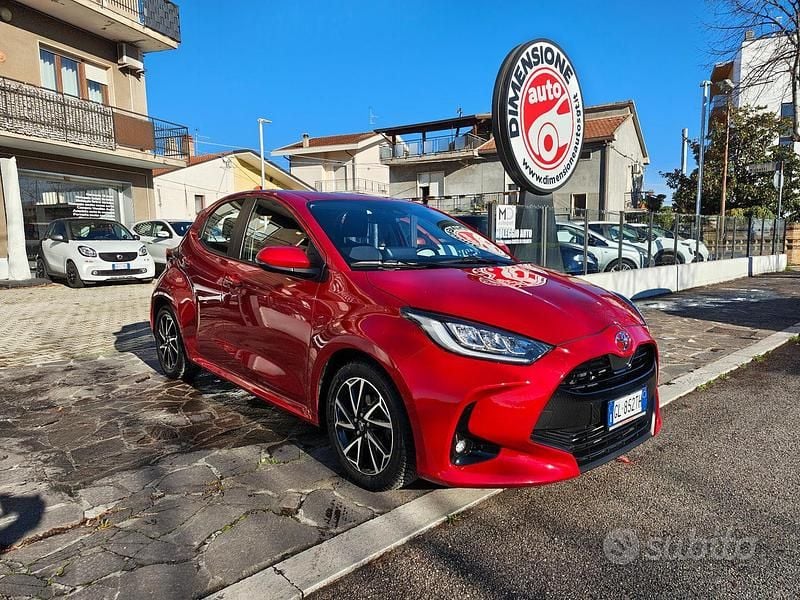 Rosso Usata 2023 Toyota Yaris Trend Tre volumi | 14.800 € (Buon prezzo) - Immagine 1/4