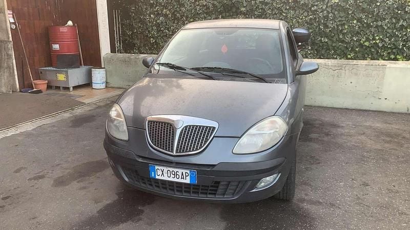 Usata Lancia Ypsilon 60 CV (44 kW) 2005 Grigio Utilitaria