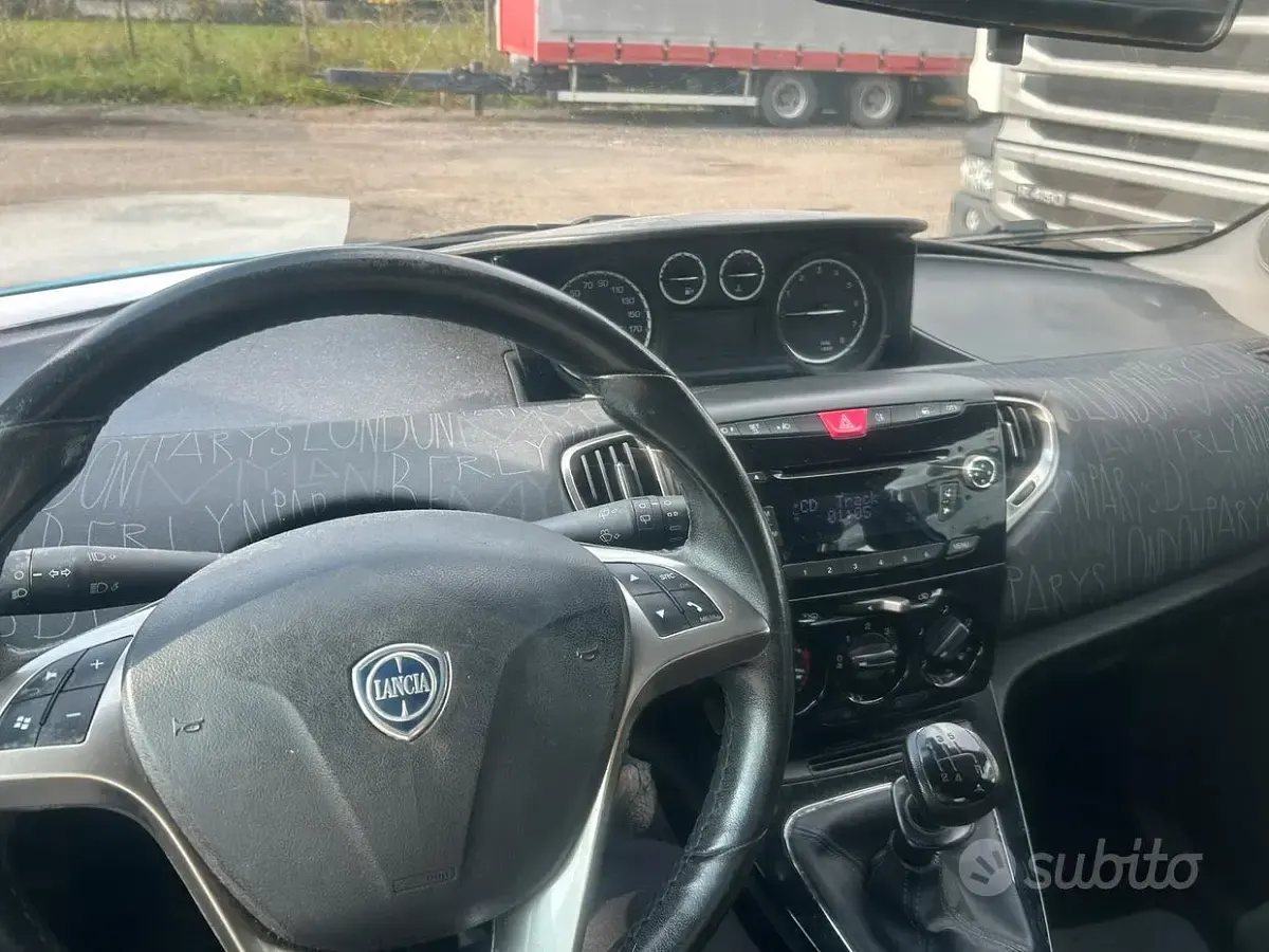 Usata Lancia Ypsilon 69 CV (50 kW) 2013 Bluazzurro Utilitaria