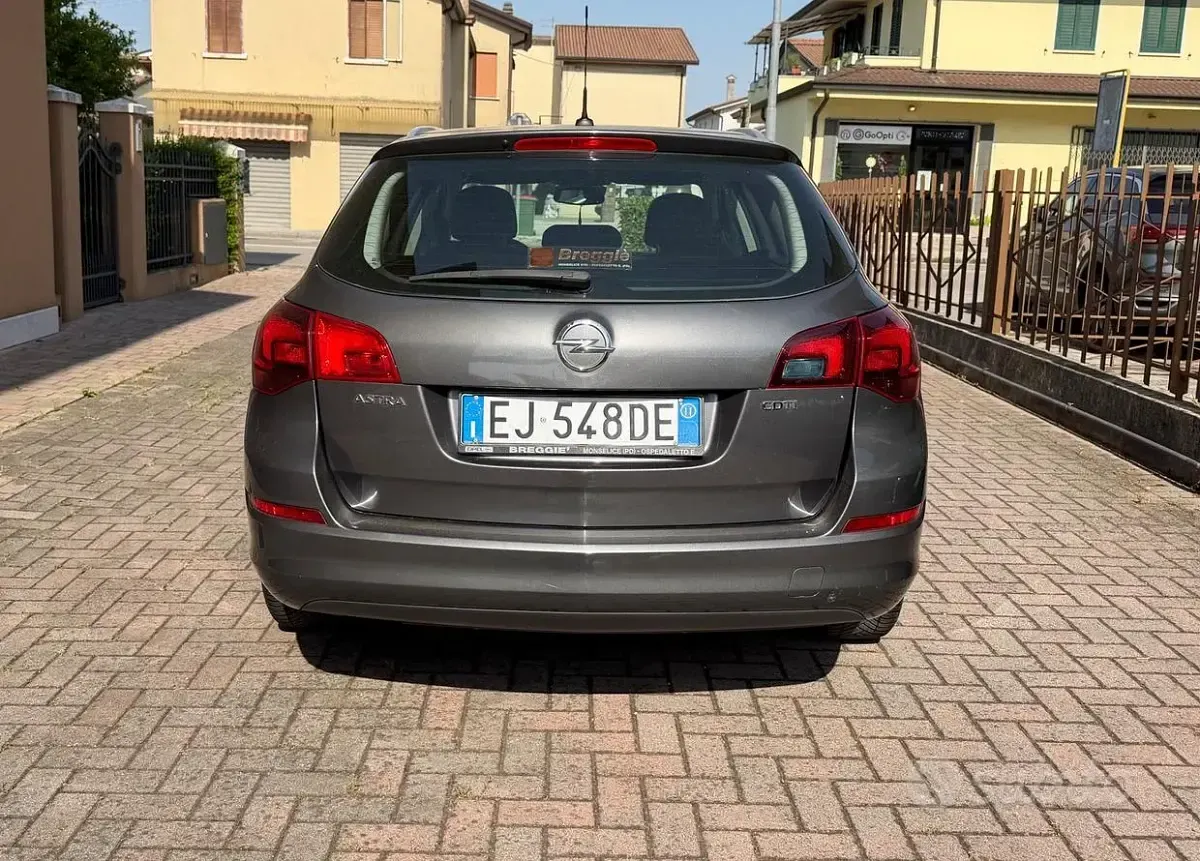 Usata Opel Astra 125 CV (91 kW) 2011 Grigio Station wagon