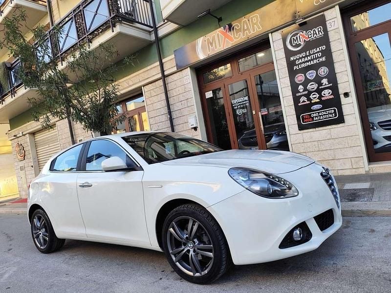 Bianco Usata 2014 Alfa Romeo Giulietta Distinctive Tre volumi | 8490 € (Buon prezzo) - Immagine 1/4
