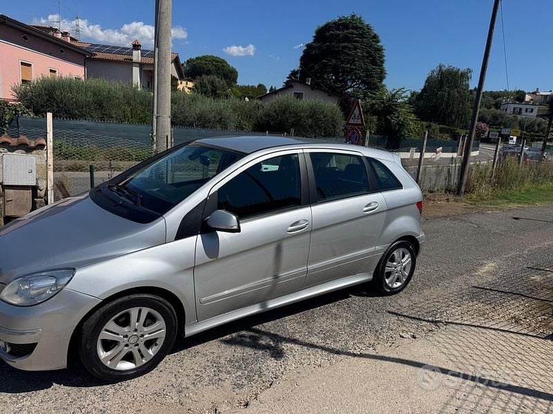 Usata Mercedes B180 Premium 109 CV (80 kW) 2012 Argento Monovolume