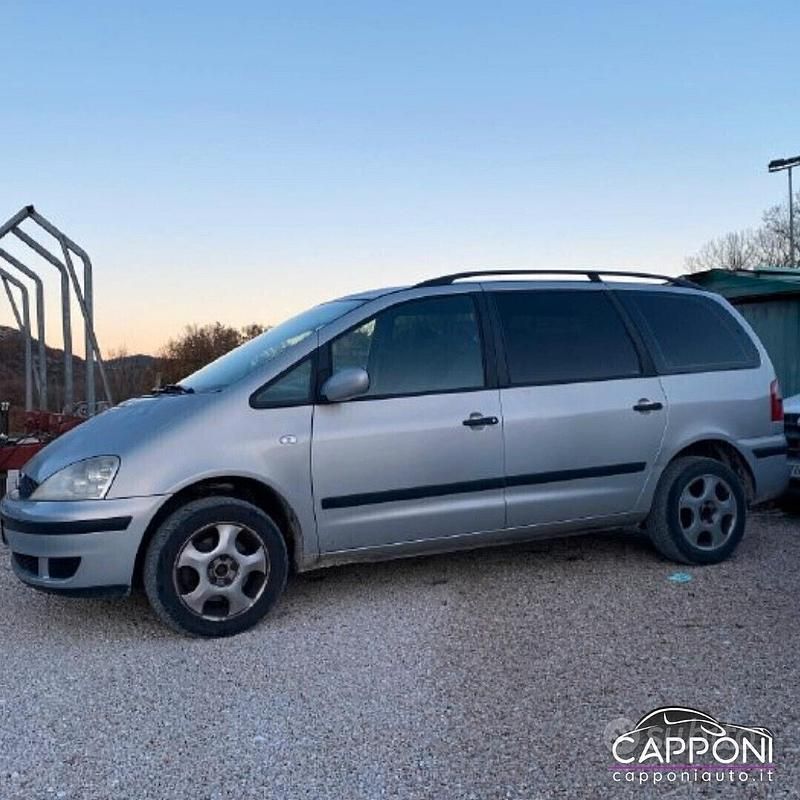 Begagnad Ford Galaxy 116 HK (85 kW) 2002 Grå Minibuss
