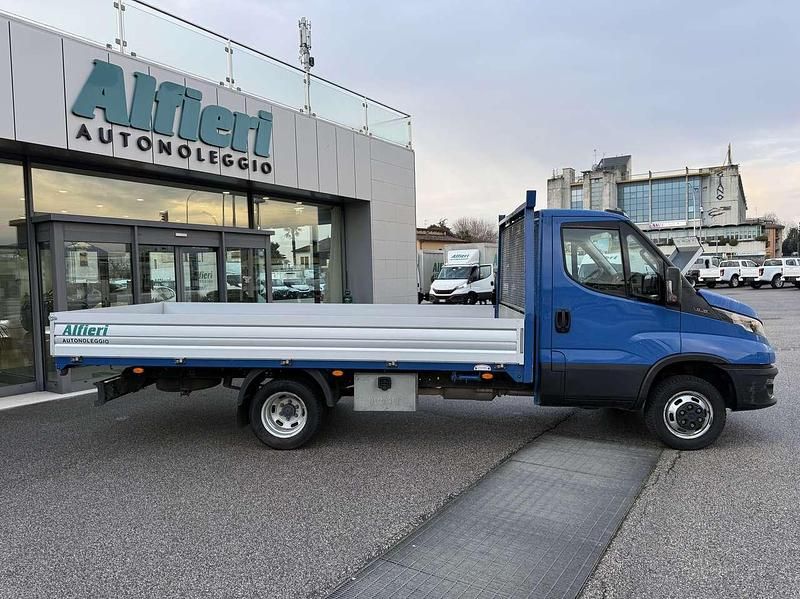 Usata Iveco 35.12 116 CV (85 kW) 2021 Blu/azzurro Furgone