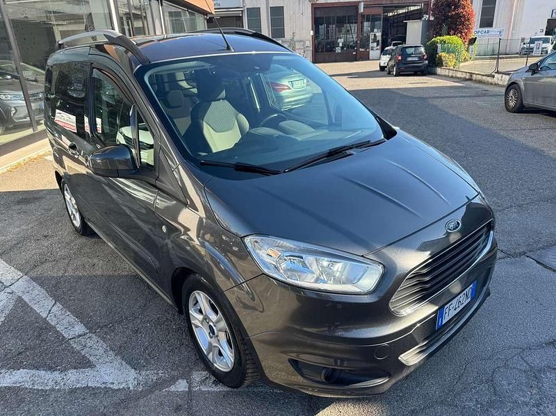 Begagnad Ford Tourneo Titanium 75 HK (55 kW) 2016 Grå Van