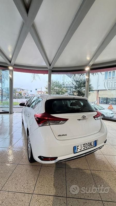 Usata Toyota Auris Business Edition 112 CV (82 kW) 2017 Bianco Berlina
