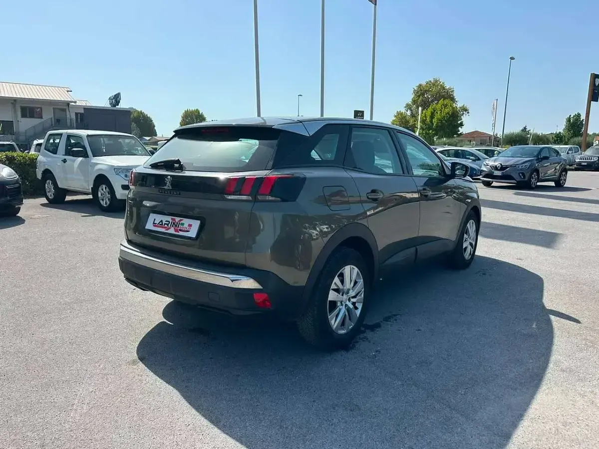 Usata Peugeot 3008 Business-Line 131 CV (96 kW) 2020 Verde SUV