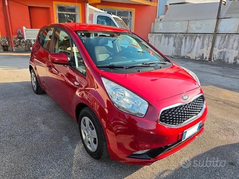 Begagnad Kia Venga 90 HK (66 kW) 2017 Röd Halvkombi