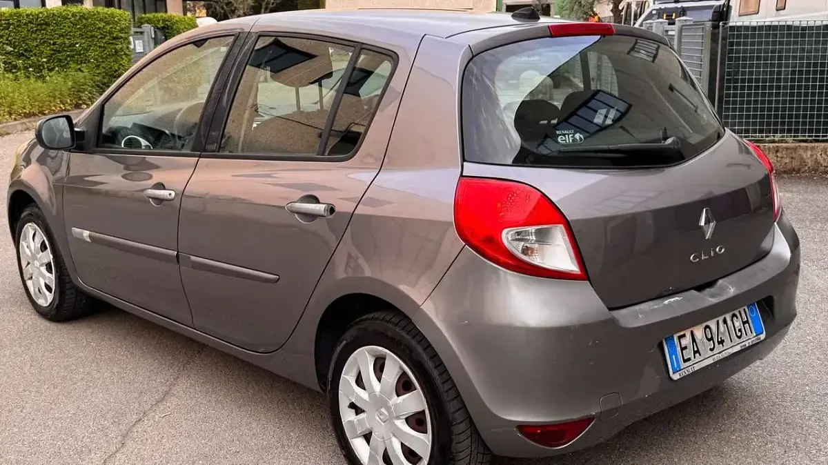 Usata Renault Clio III Dynamique 75 CV (55 kW) 2010 Grigio Berlina