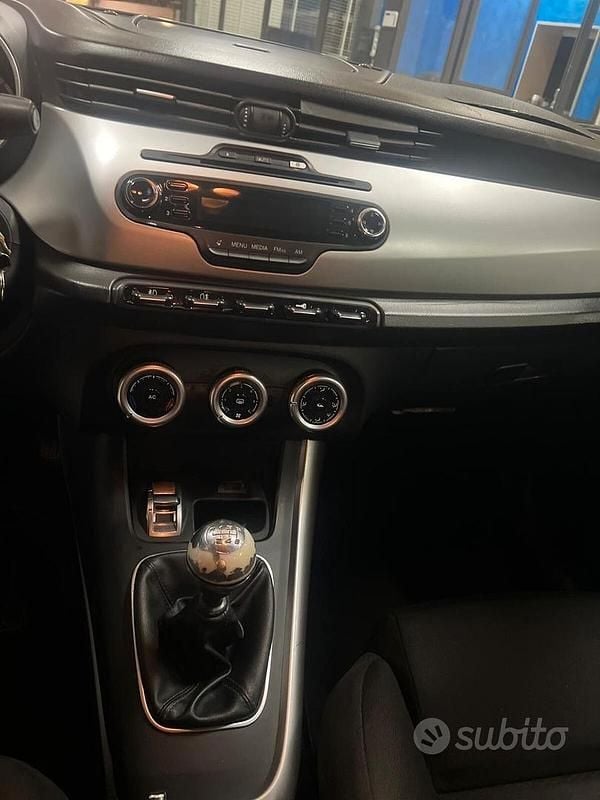 Usata Alfa Romeo Giulietta Distinctive 120 CV (88 kW) 2013 Marrone Berlina