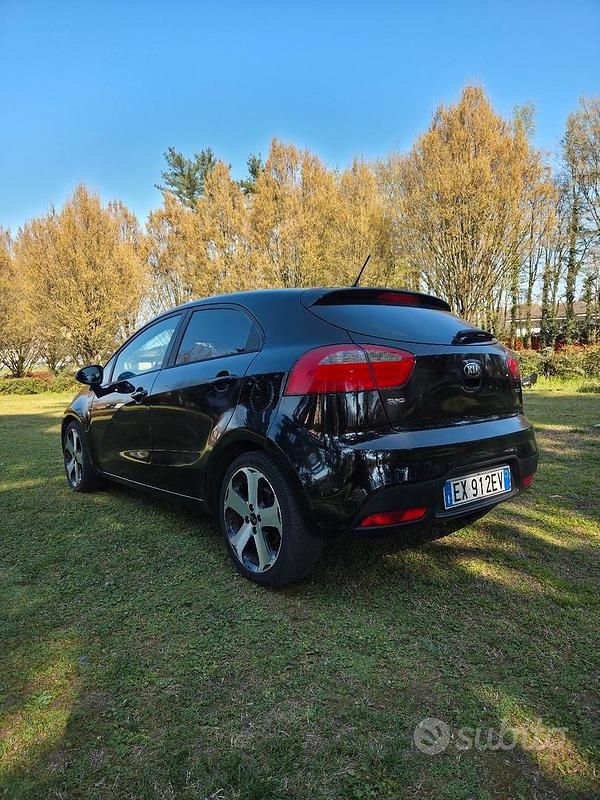 Usata Kia Rio 90 CV (66 kW) 2015 Nero Utilitaria