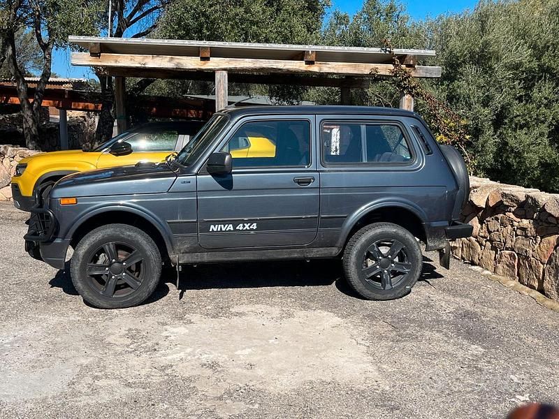 Usata Lada niva 83 CV (61 kW) 2023 Grigio SUV