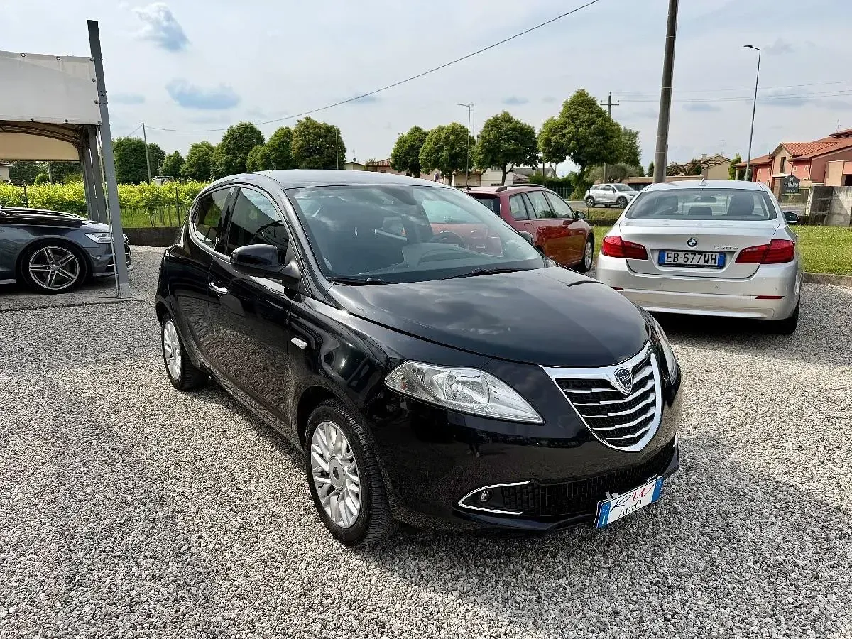 Usata Lancia Ypsilon 69 CV (50 kW) 2015 Nero Utilitaria