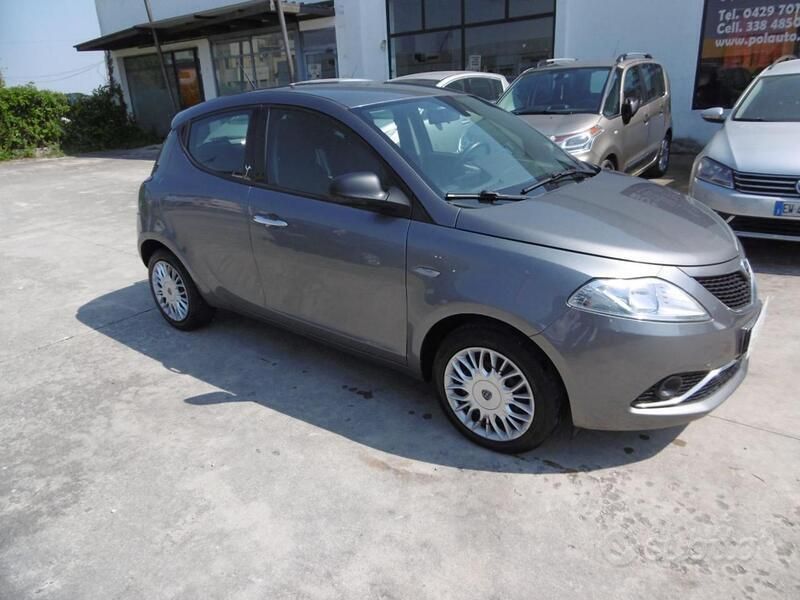 Usata Lancia Ypsilon Gold 69 CV (50 kW) 2016 Grigio scuro Utilitaria