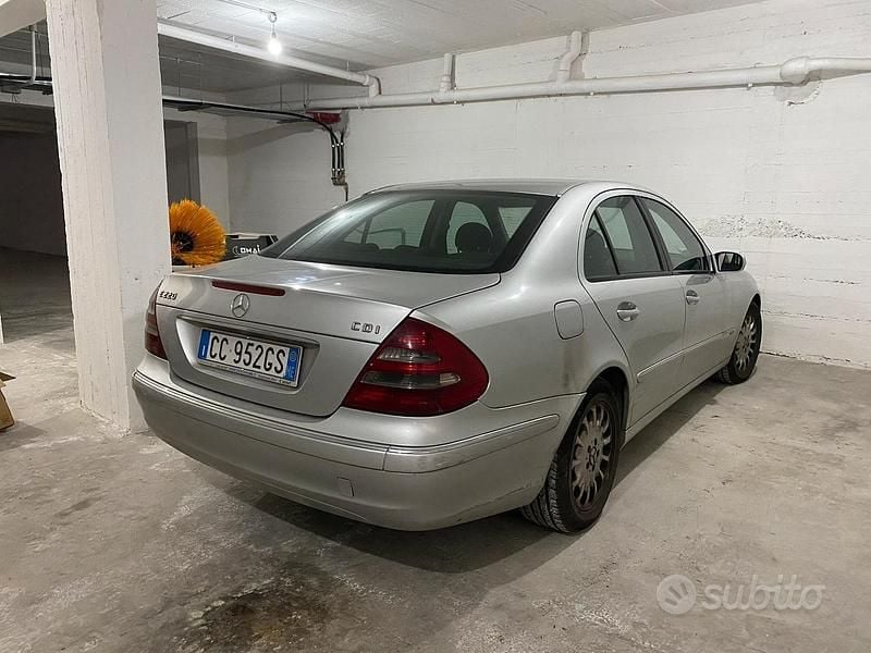 Usata Mercedes E220 150 CV (110 kW) 2003 Berlina