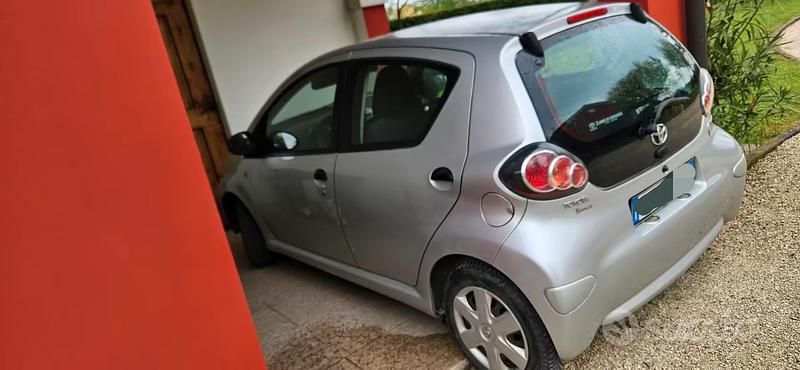 Gebraucht Toyota Aygo 69 PS (50 kW) 2011 Grau Kleinwagen