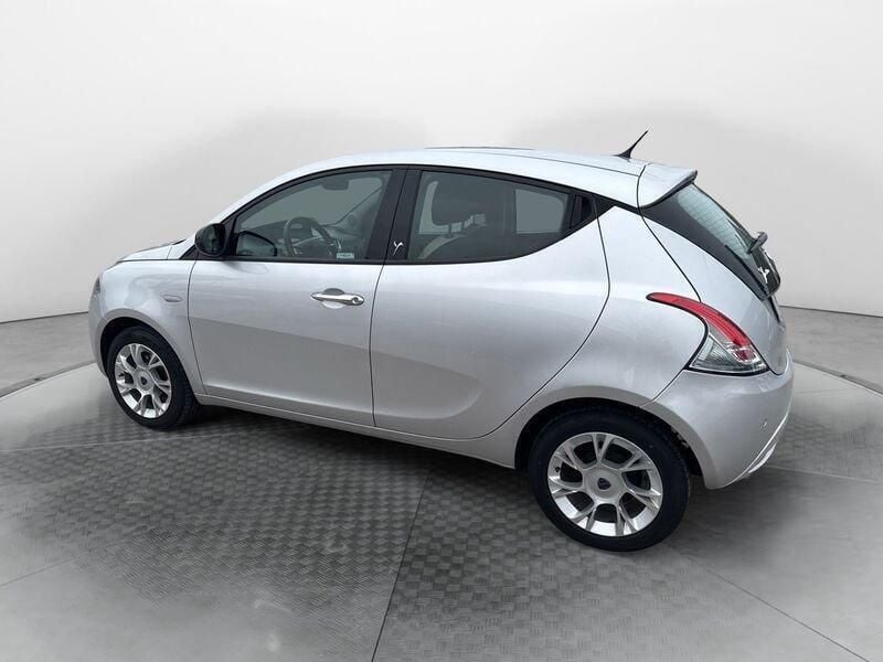 Usata Lancia Ypsilon Gold 69 CV (50 kW) 2016 Argento Utilitaria