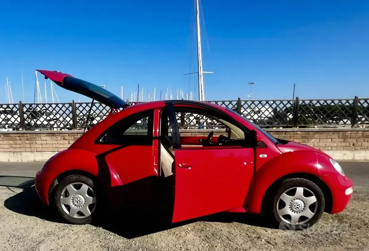 Usata VW New Beetle 90 CV (66 kW) 2000 Rosso Utilitaria