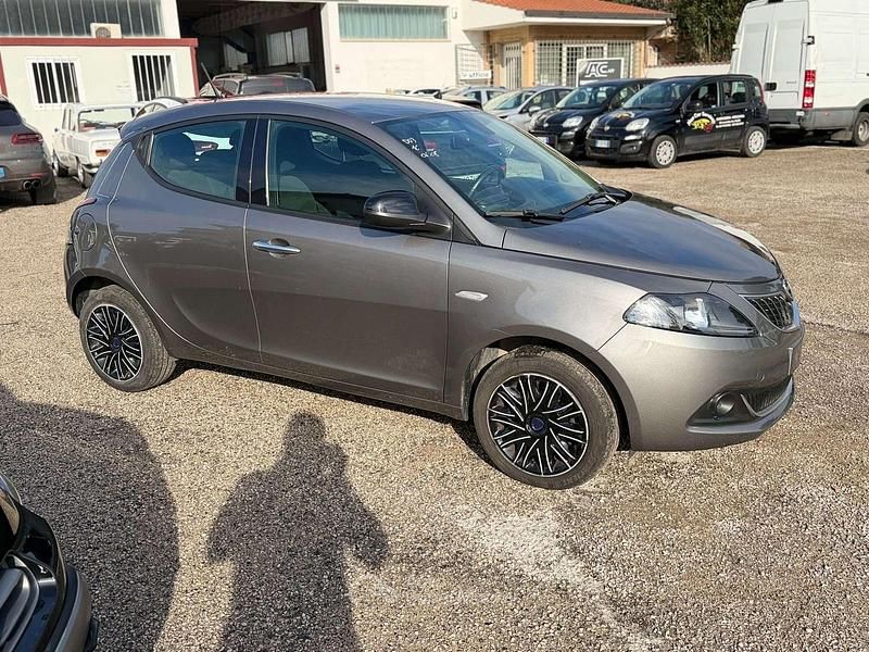 Usata Lancia Ypsilon Gold 69 CV (50 kW) 2023 Grigio Utilitaria
