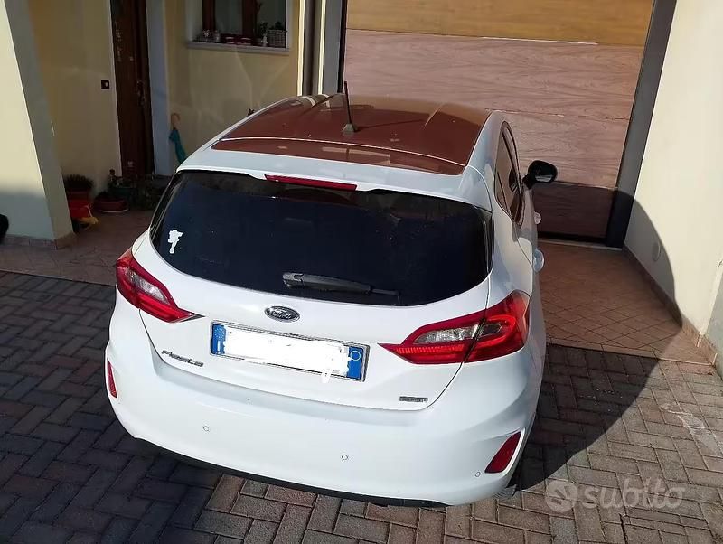 Usata Ford Fiesta Titanium 101 CV (74 kW) 2017 Bianco Berlina