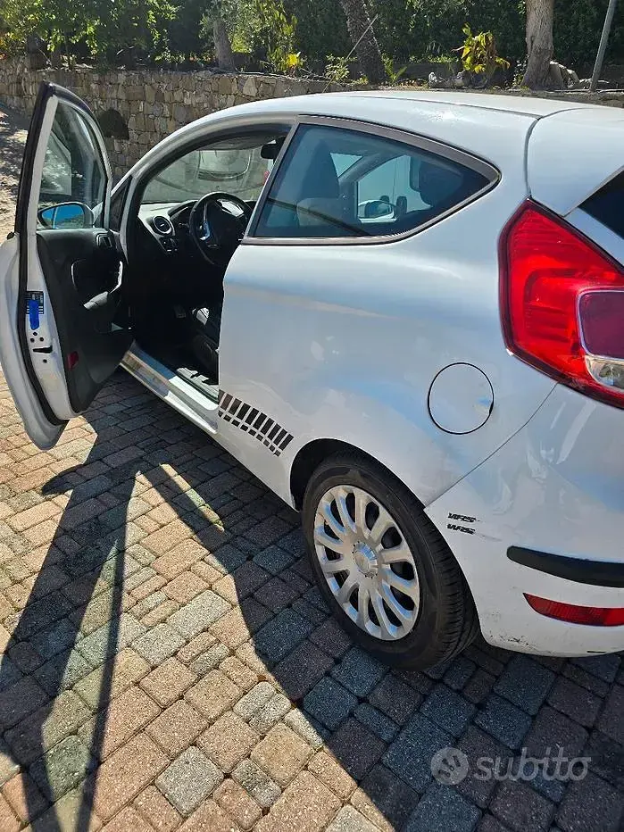 Usado Ford Fiesta 75 CV (55 kW) 2015 Blanco Utilitario