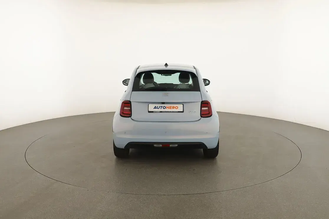 Usata Fiat 500e La Prima 86 kW (118 CV) 2021 Blu Utilitaria