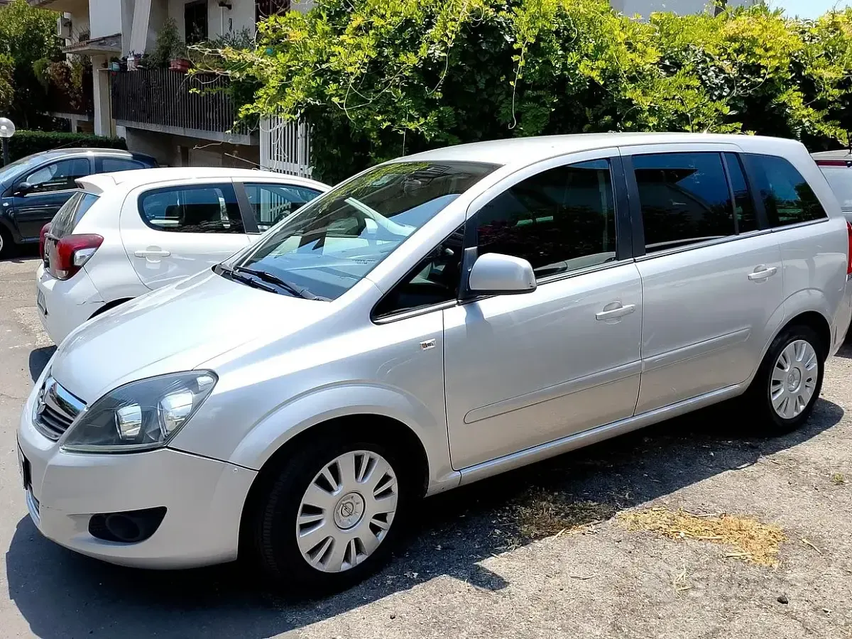 Usata Opel Zafira 150 CV (110 kW) 2011 Grigio Monovolume