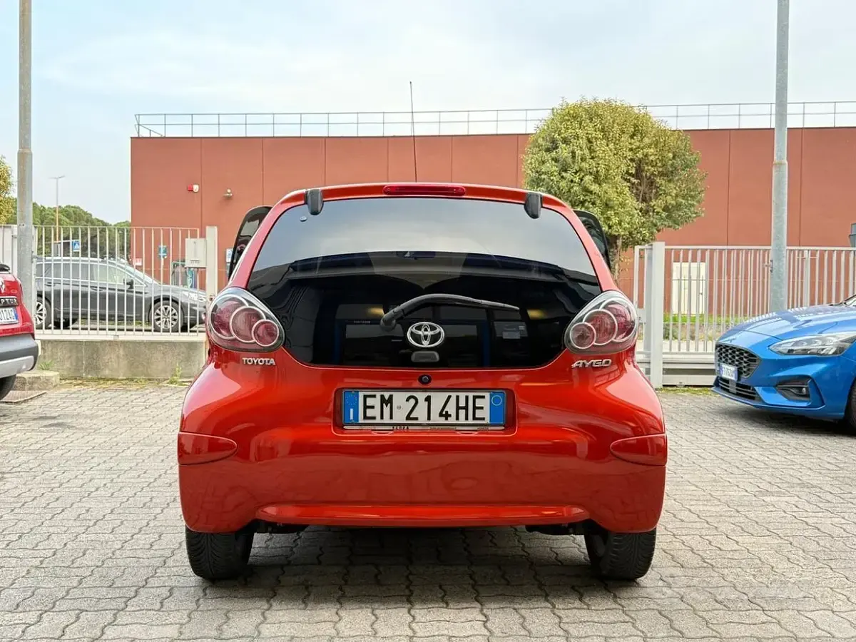 Usata Toyota Aygo 68 CV (50 kW) 2012 Arancione Utilitaria