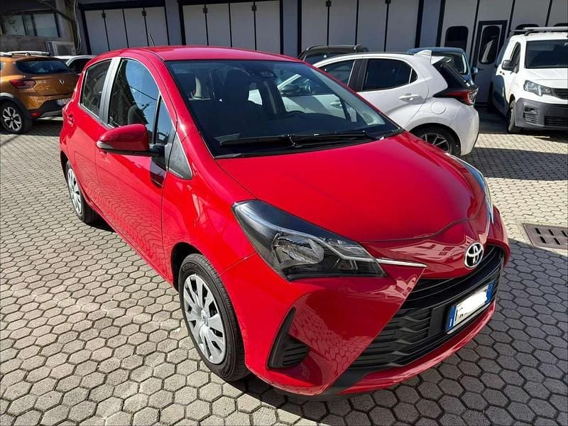 Usata Toyota Yaris Cool 72 CV (52 kW) 2019 Rosso Berlina