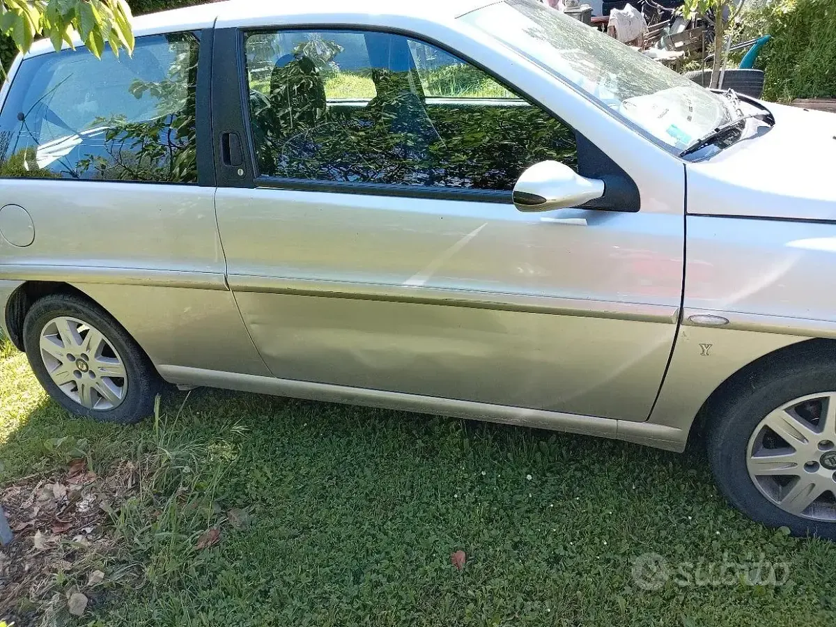 Usata Lancia Ypsilon 60 CV (44 kW) 2003 Utilitaria