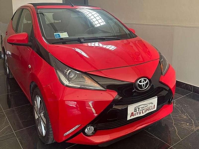 Rosso Usata 2015 Toyota Aygo X-clusiv Due volumi | 7500 € (Ottimo prezzo) - Immagine 1/4