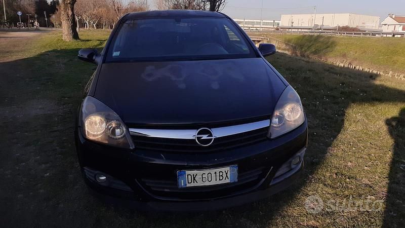 Usata Opel Astra GTC 101 CV (74 kW) 2008 Nero Coupé