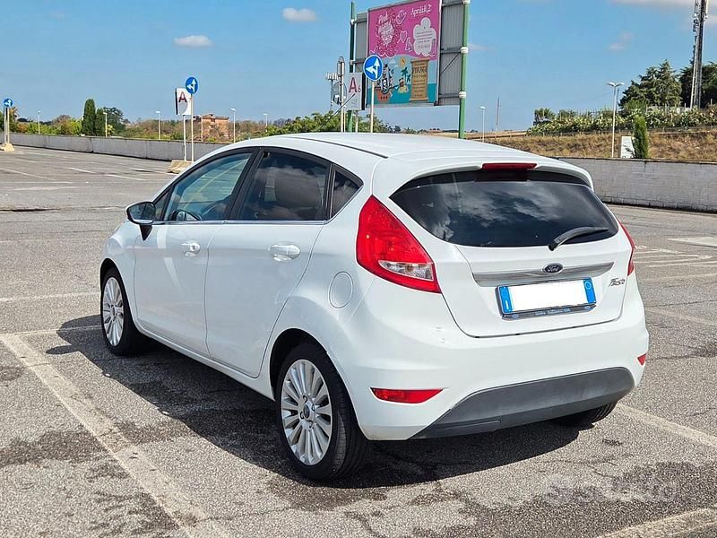 Usata Ford Fiesta Titanium 68 CV (50 kW) 2009 Bianco Utilitaria