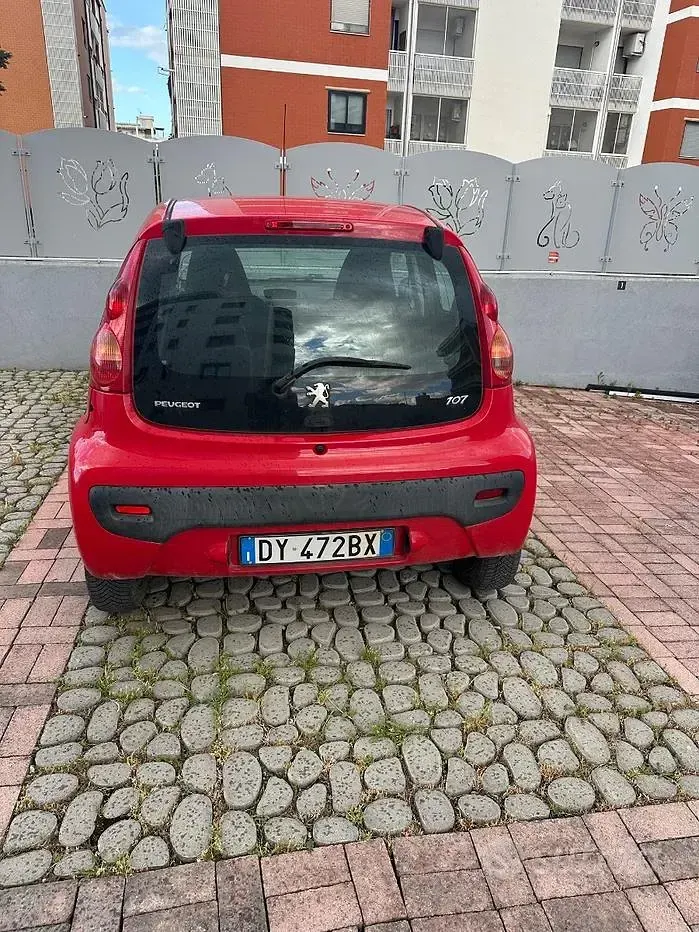 Usata Peugeot 107 68 CV (50 kW) 2009 Rosso Utilitaria