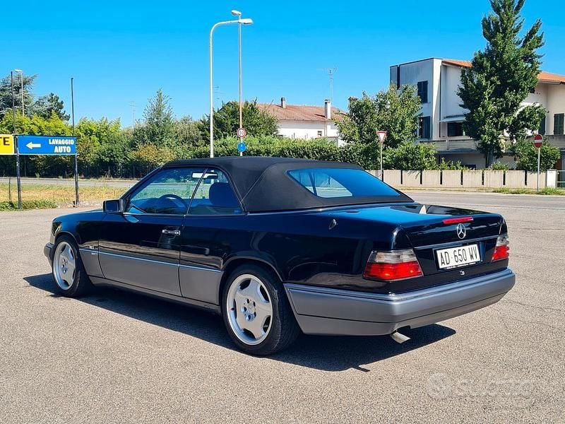 Usata Mercedes E200 Sportline 136 CV (100 kW) 1993 Nero Cabrio