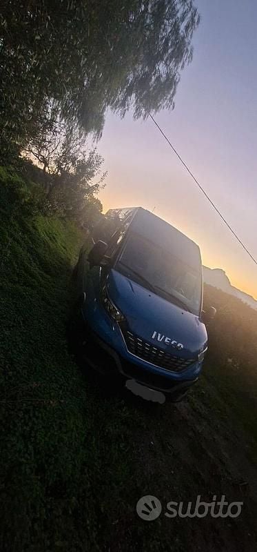Usata Iveco Daily 180 CV (132 kW) 2021 Blu Berlina