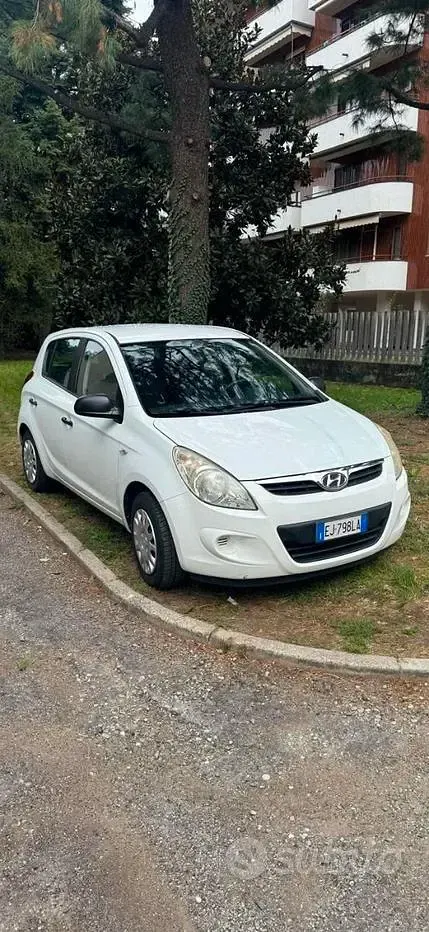 Usata Hyundai i20 78 CV (57 kW) 2011 Bianco Utilitaria