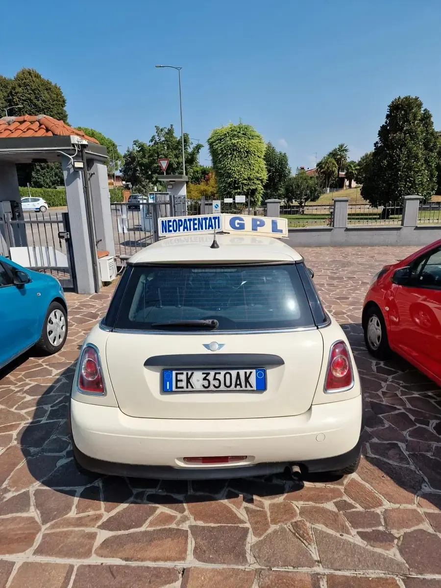Usata Mini ONE 74 CV (54 kW) 2011 Beige Utilitaria