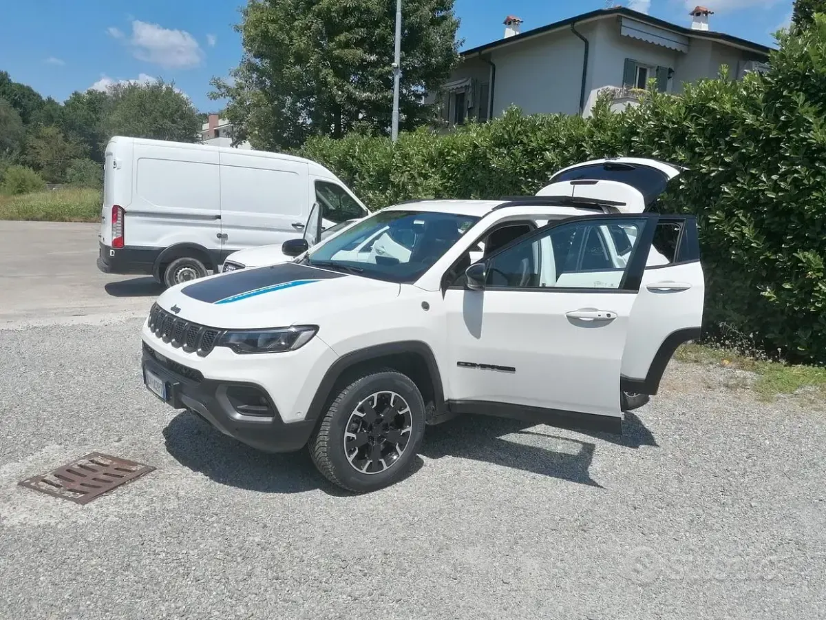 Usata Jeep Compass Trailhawk 179 CV (131 kW) 2023 Bianco SUV