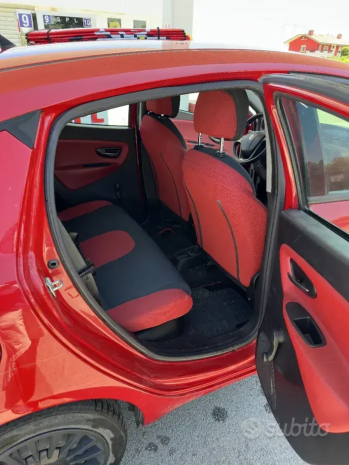 Usata Lancia Ypsilon 69 CV (50 kW) 2013 Rosso Utilitaria