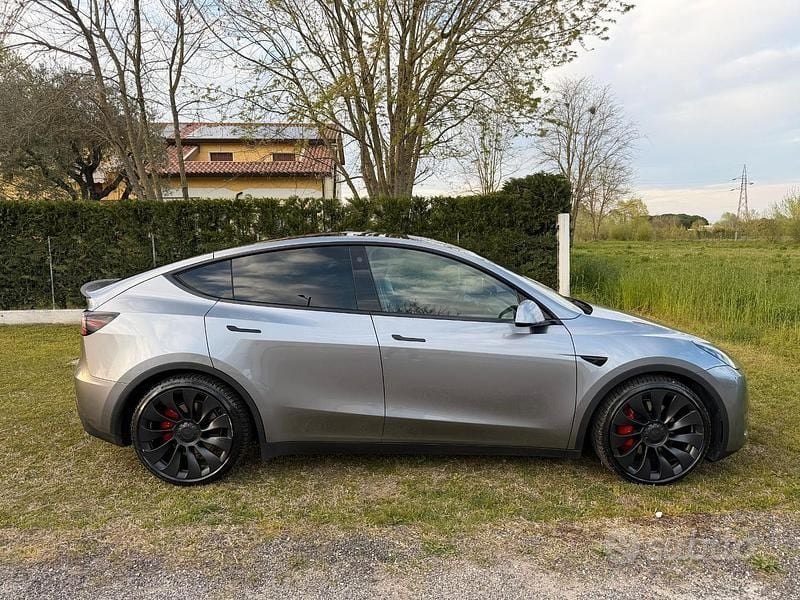 Usata Tesla Model Y Performance 392 kW (534 CV) 2023 Argento SUV