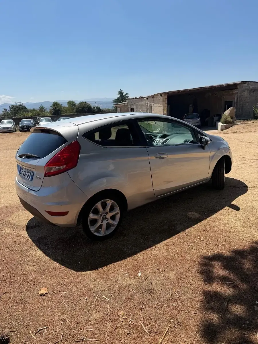 Usata Ford Fiesta Titanium 70 CV (51 kW) 2011 Argento Coupé