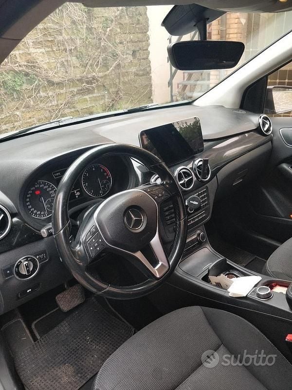 Usata Mercedes B180 109 CV (80 kW) 2016 Nero Utilitaria