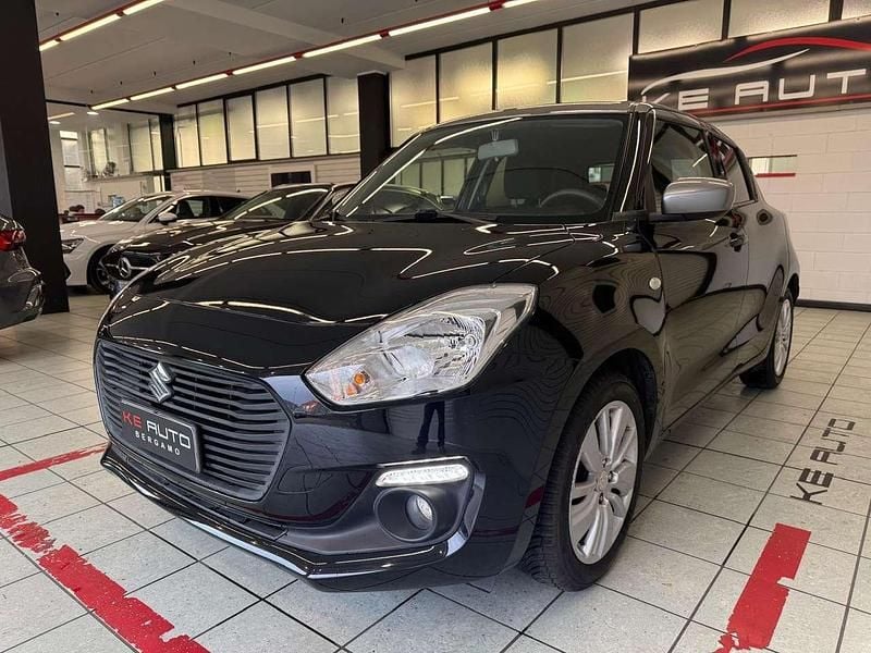 Usata Suzuki Swift Cool 90 CV (66 kW) 2019 Nero tetto grigio Utilitaria