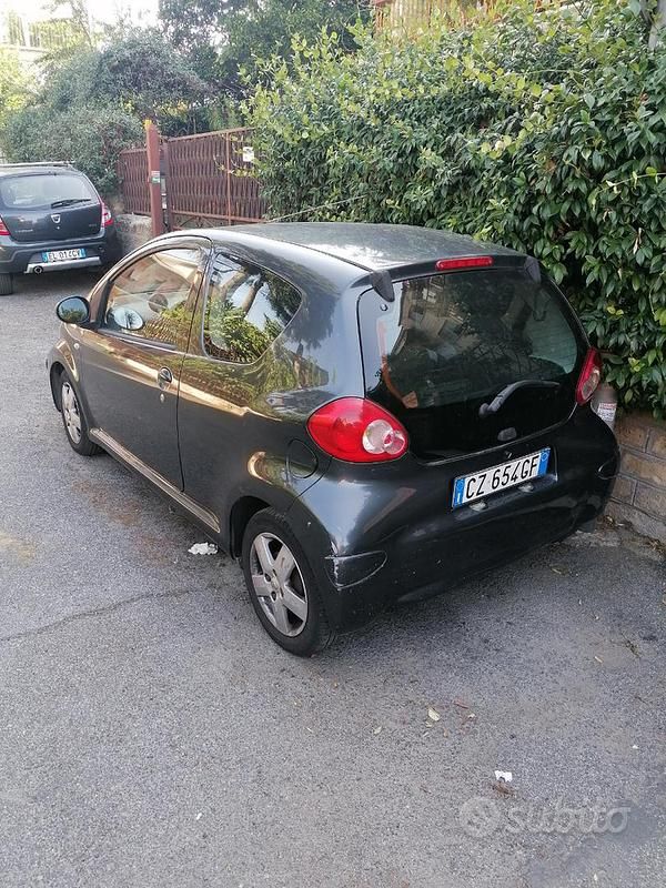 Usata Toyota Aygo 68 CV (50 kW) 2005 Grigio Utilitaria